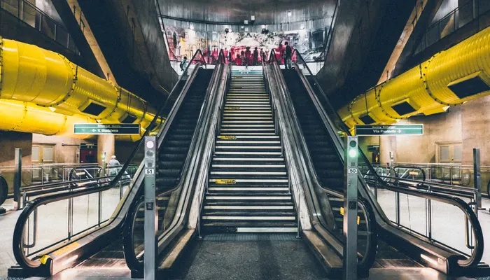 KM12 metro bağlantısı — yürüyen merdivenleri olan modern bir metro istasyonu (temsili görsel)