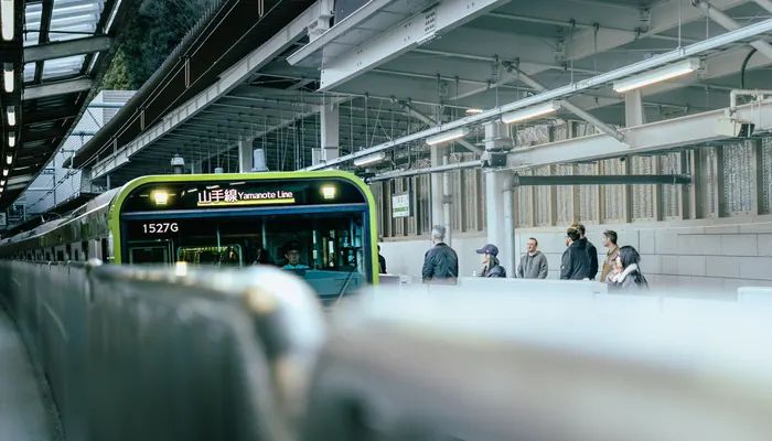 KM13 Pendik hattı — modern bir tren istasyonunda treni bekleyen yolcular (temsili görsel)