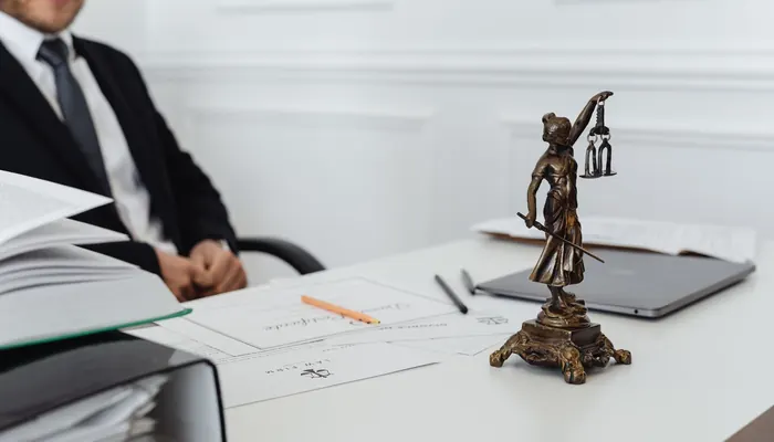 Bir hukuk bürosunun çalışma masası — temsili görsel