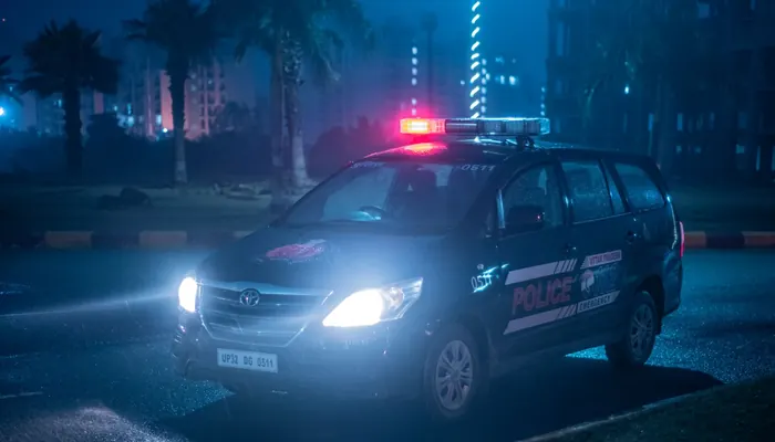 Tuzla karakolları — gece şehir ışıkları altında devriye gezen polis aracı (temsili görsel)