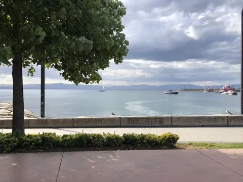 Tuzla sahilinden deniz, yelkenli ve liman görünümü